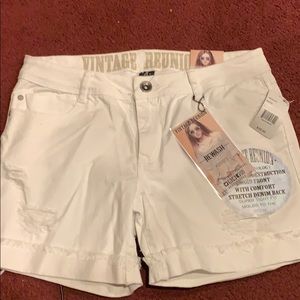 REWAAH White Jean Shorts. BNWT. Size29.